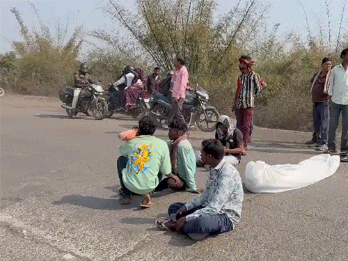 रायगढ़ में मृतकों के शव रखकर परिजनों ने एनएच-49 जाम किया था।