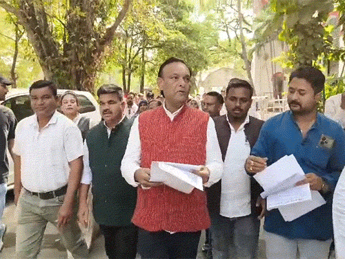 कांग्रेस के पूर्व जिलाध्यक्ष मतदाताओं को लेकर जिला निर्वाचन अधिकारी संजय अग्रवाल से मिलने पहुंचे।