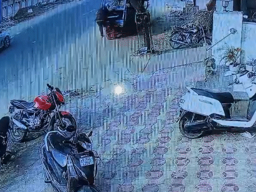 सब्जी बेचने वाले को टक्कर मारने के बाद कार आगे तक खींच ले गई।