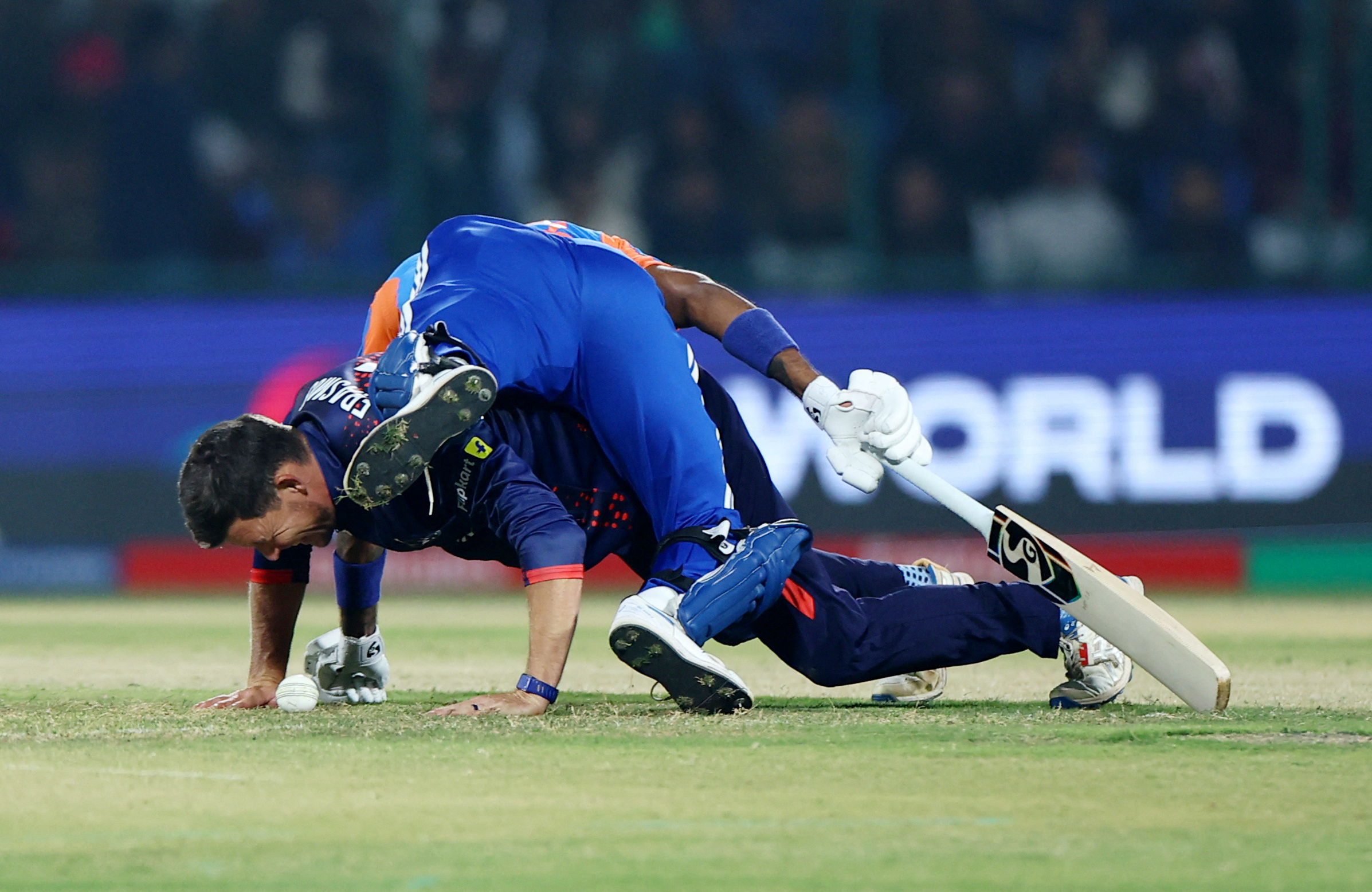 12वें ओवर की आखिरी बॉल पर हार्दिक पंड्या नामीबिया के कप्तान जेरार्ड इरास्मस के ऊपर गिर गए हैं।