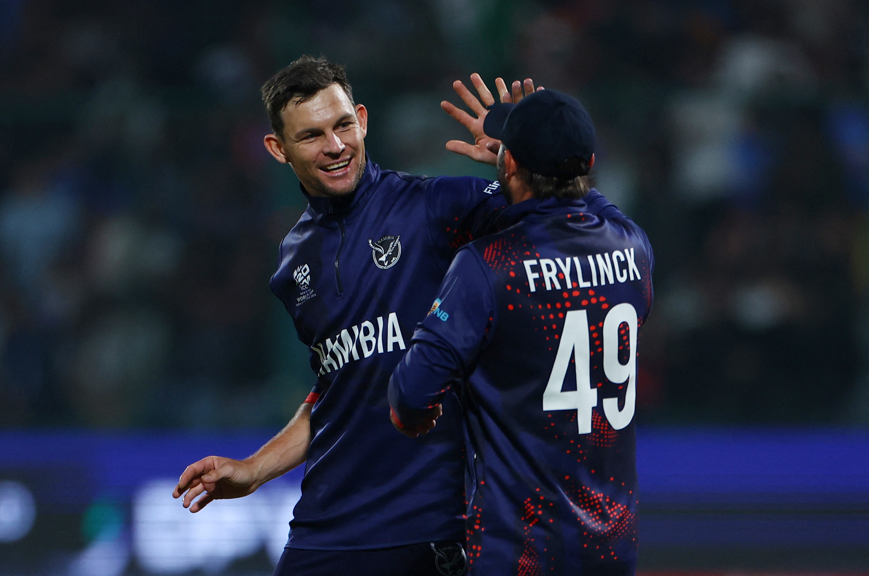 तिलक वर्मा का विकेट सेलिब्रेट करते नामीबियाई खिलाड़ी।