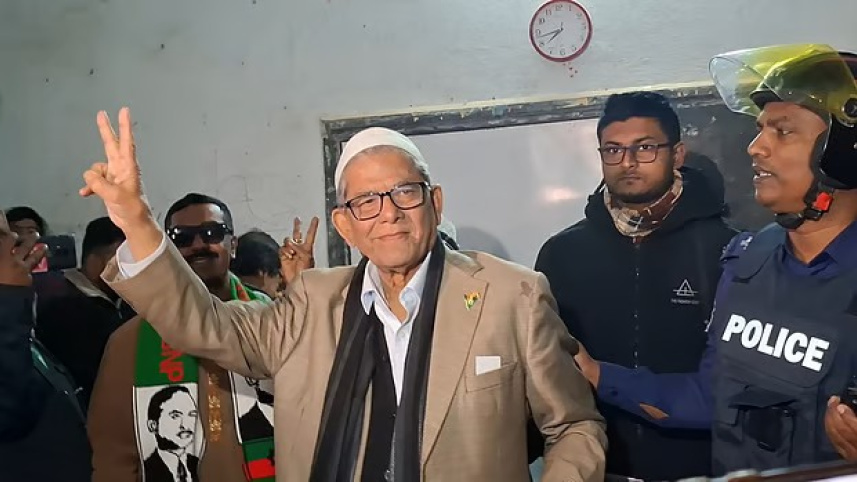BNP महासचिव मिर्जा फखरुल इस्लाम आलमगीर वोट डालने के बाद विक्ट्री साइन दिखाते हुए।