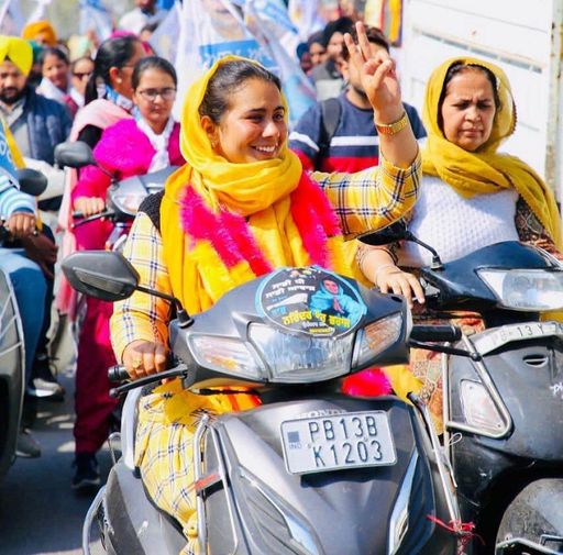 नरिंदर कौर भराज की यह फोटो 2022 के चुनाव में प्रचार के समय की है। वह स्कूटी पर प्रचार करती थीं।