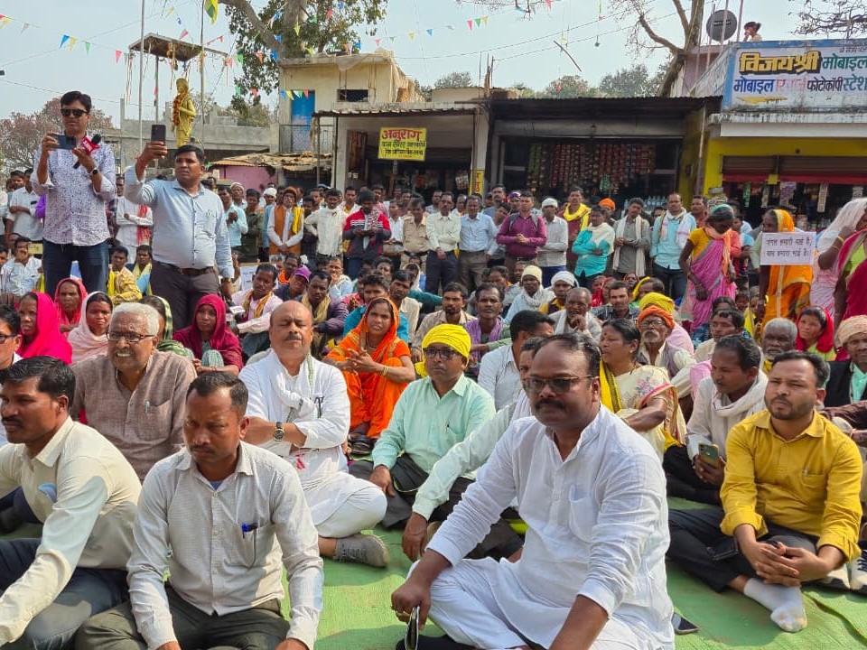 लोगों ने प्रशासन के खिलाफ जमकर नारेबाजी की है।