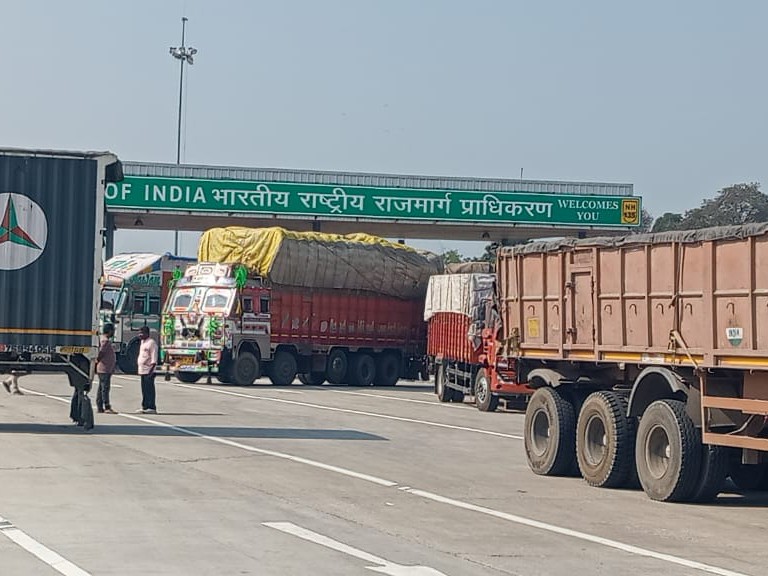 Mirzapur Highway Jam Overloading Charge | Driver Injured; Toll Plaza Clash