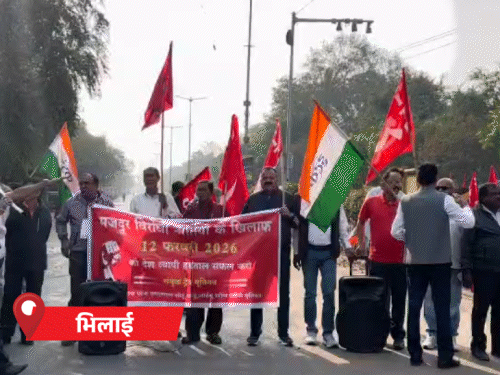 भिलाई स्टील प्लांट के मेन गेट के बाहर नए लेबर लॉ के खिलाफ प्रदर्शन।