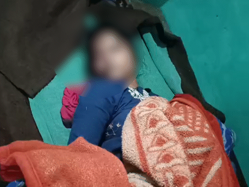 लड़की ने साड़ी का फंदा बनाया और लटककर जान दे दी।