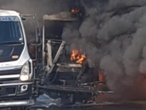 सीकर से जयपुर जाने वाले नेशनल हाई-वे पर अचानक सड़क डालने वाली मशीन में आग लग गई। देखते ही देखते मशीन आग के गोले में बदल गई।