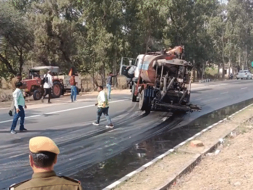 सड़क डालने वाली कंपनी के ठेकेदार की सूचना के बाद पुलिस भी मौके पर पहुंची।