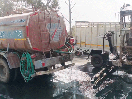 सड़क डालने वाली मशीन पूरी तरह जलकर खाक हो चुकी है।