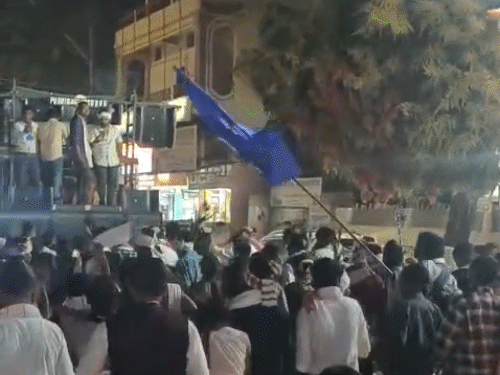 हिड़मा के गाने पर लोग थिरकते रहे। सोशल मीडिया पर लोगों ने सवाल उठाए।