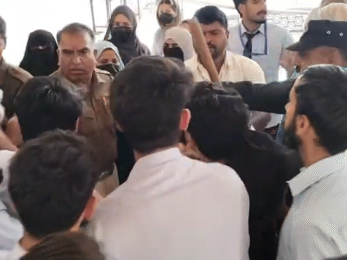 यूनिवर्सिटी मैनेजमेंट ने बुधवार को गंगरार थाना पुलिस को सूचना दी थी। पुलिस की प्रदर्शन कर रहे स्टूडेंट्स से झड़प हो गई थी।