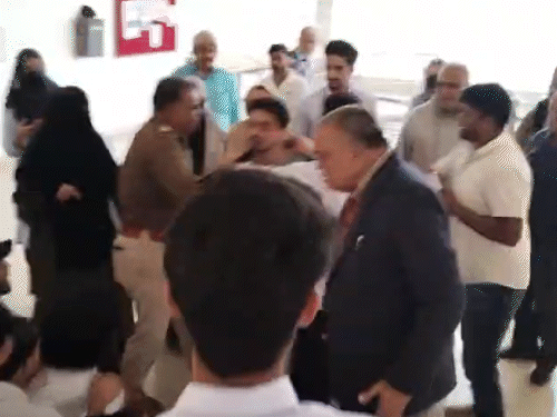 अफरातफरी के माहौल में मौके पर मौजूद लोगों के बीच हाथापाई हुई।