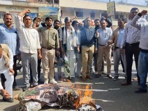 मजदूर संगठनों ने जिला कलेक्ट्रेट पहुंचकर प्रधानमंत्री मोदी और अमेरिकी राष्ट्रपति डोनाल्ड ट्रंप की फोटो लगे पुतले को फूंका।