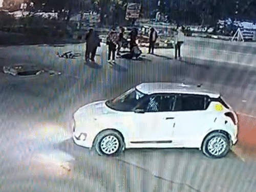 टक्कर मारने के बाद पिकअप ड्राइवर भाग गया। मौके पर काफी लोग इकट्ठा हो गए।