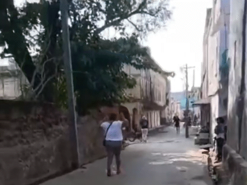 गलियों में चिल्लाकर भागते हुए टूरिस्टों को स्थानीय लोगों ने बंद कमरों और गलियारों में जाने की सलाह दी।