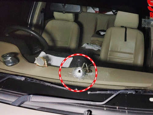 बदमाश ने पुलिसवालों पर तब तक फायरिंग की, जब तक उसकी पिस्टल और कार्बाइन की गोलियां खत्म नहीं हो गईं। बदमाश की गोलियां वाहनों में धंसीं।