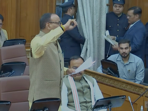 डिप्टी सीएम ब्रजेश पाठक सपा एमएलसी आशुतोष सिन्हा पर भड़क गए।