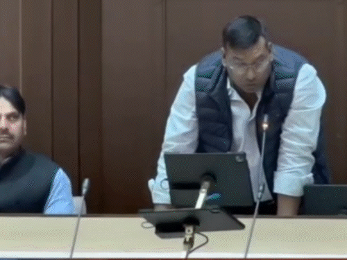 स्टेट हाईवे पर प्राइवेट गाड़ियों के टोल को लेकर सरकार ने अपना रुख स्पष्ट किया।