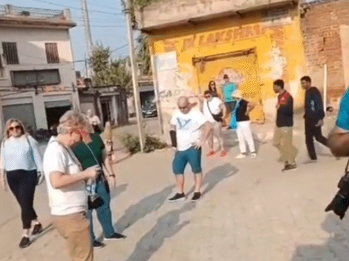 गाइड सभी टूरिस्टों को एक चौक में लेकर पहुंचा। यहां से सभी को हॉस्पिटल ले जाया गया।