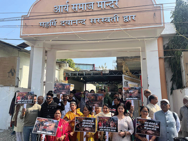 मंदिर के पास में ही है शराब दुकान।