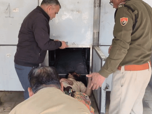 अब्दुल रहमान और हत्यारोपी अरुण चौधरी एक ही सिक्योरिटी बैरक में बंद थे।