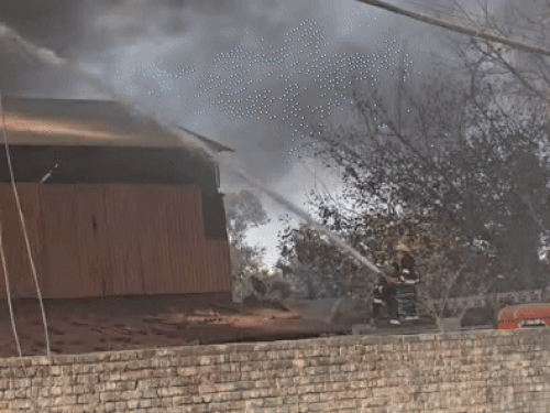 फायर ब्रिगेड कर्मचारी आग को बुझाते हुए