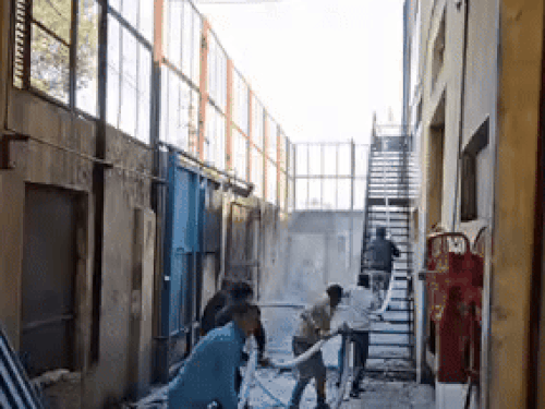 फैक्ट्री में लगी फायर फाइटिंग पाइपलाइन की मदद से शुरुआती तौर पर आग बुझाने का प्रयास करते कर्मचारी