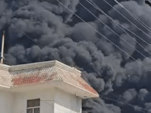 आग से उठता काला धुआं दूर-दूर तक दिखाई दिया, जिससे लोगों में दहशत फैल गई। हालांकि कोई हताहत नहीं हुई