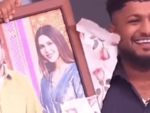 एक कार्यक्रम में फैंस ने जी खान को उनकी सोनम बाजवा के साथ पेंटिंग गिफ्ट की थी।