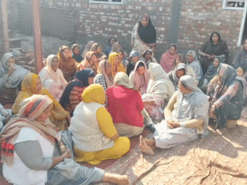 विलाप करते हुए परिजन।