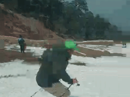 बर्फबारी के बाद टूरिस्ट स्कीइंग के लिए उत्तराखंड के मुनस्यारी पहुंचे।