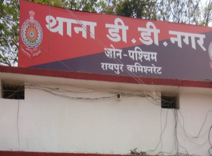 डीडी नगर पुलिस के अधिकारी आरोपियों से पूछताछ कर रहे है।