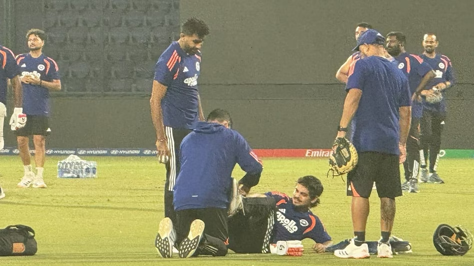 ईशान चोट लगने के बाद दर्द से कराह उठे, टीम फिजियो ने पहुंच कर इलाज किया।
