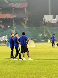 भारतीय टीम बुधवार को शाम को फ्लड लाइट में ट्रेनिंग करते हुए।