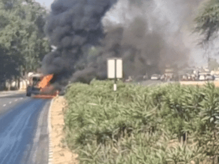 आग की लपटें करीब 10-15 फीट से ज्यादा ऊंची उठी रही थी।