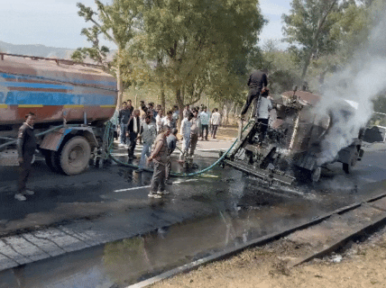 आधे घंटे की मशक्कत के बाद पानी के टैंकर से आग पर काबू पाया गया।