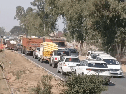 आग लगने की वजह से हाइवे पर लंबा जाम लग गया। जिसे पुलिस ने मौके पर पहुंचकर खुलवाया।