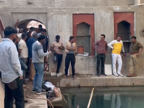 घटना के बाद मौके पर मौजूद लोग और पुलिस।