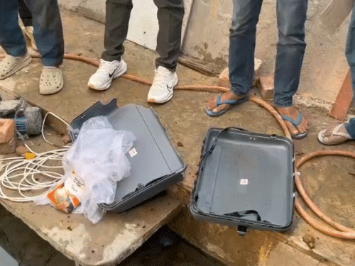 कुंड में सूटकेस फेंकते ही एक के बाद एक धमाके हो गए।