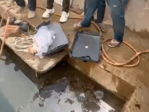 सूटकेस में धमाके के बाद, उसमें रखा सामान फैल गया।