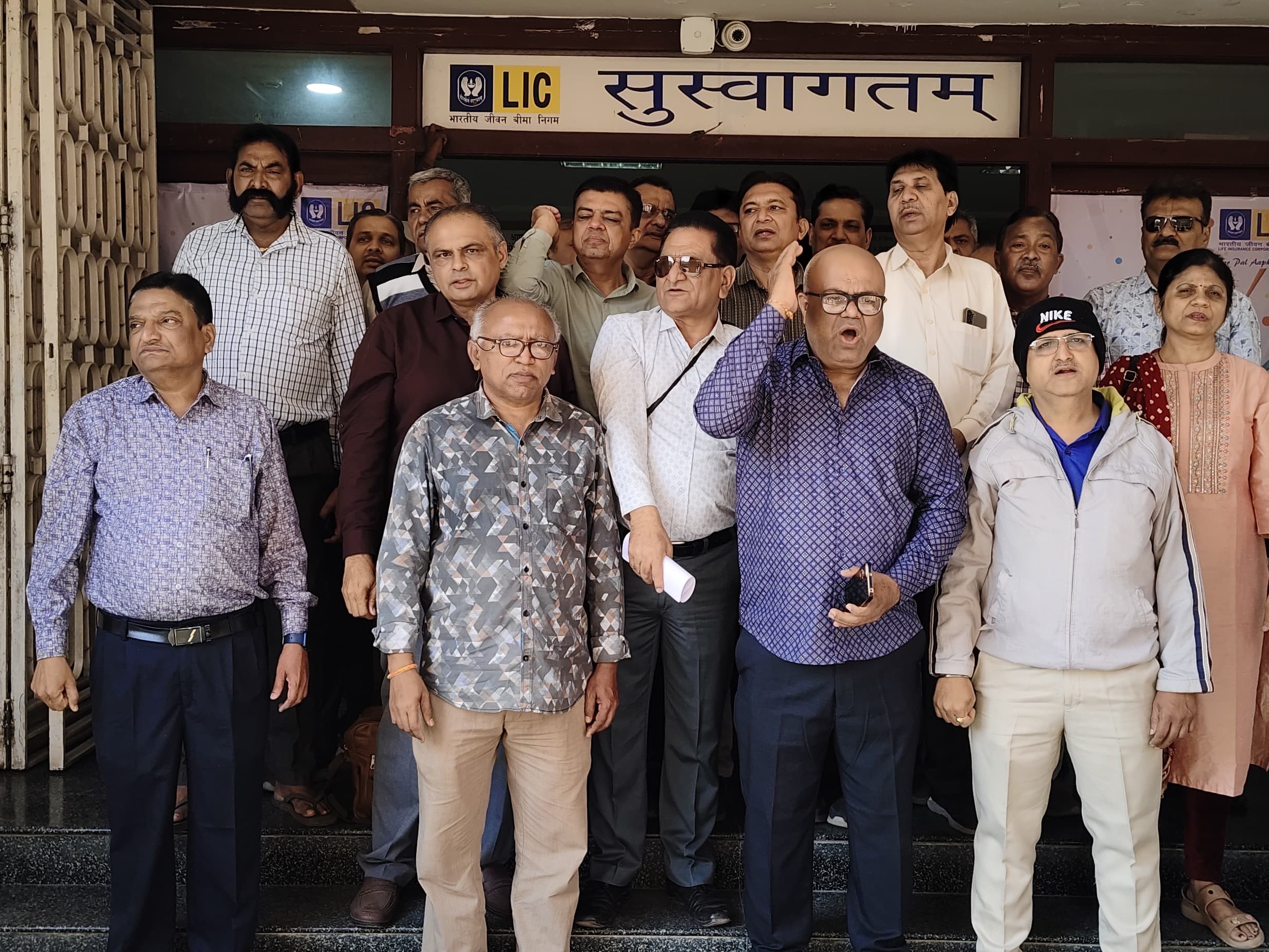 गुजरात के राजकोट में LIC कर्मचारियों ने श्रम कानूनों में बदलाव का विरोध किया।