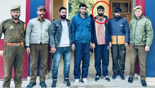 यह फोटो उस वक्त की है, जब जम्मू में हुए अक्षय शर्मा हत्याकांड के बाद पुलिस ने चार आरोपियों को गिरफ्तार किया था। अरुण चौधरी लाल घेरे में।