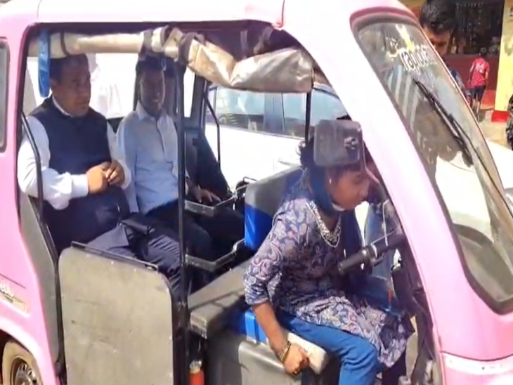 कलेक्टर खुद पिंक ई-रिक्शा में बैठे और ग्राम परसदा, नवा रायपुर तक करीब 12 किलोमीटर की यात्रा की। - Dainik Bhaskar