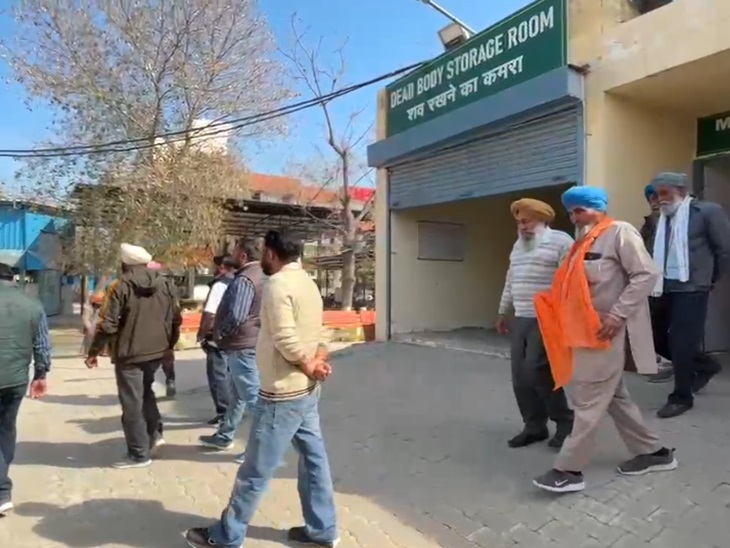 अस्पताल पहुंचे मृतक के परिजन