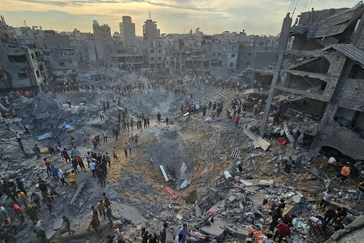 इजराइली हमले से गाजा की लगभग 90% इमारतें खंडहर हो चुकी हैं।