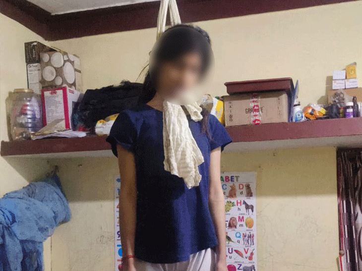 नाबालिग गर्लफ्रेंड ने फांसी लगाकर आत्महत्या कर ली।