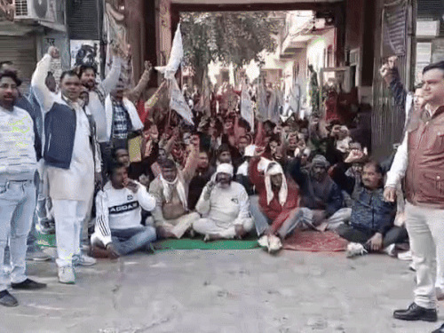 बहादुरगढ़ में हड़ताल में शामिल नगर पालिका कर्मचारी