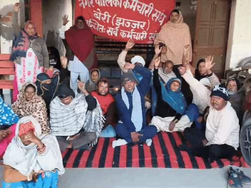 झज्जर जिले के बेरी में हड़ताल पर बैठे नगर पालिका कर्मचारी। - Dainik Bhaskar