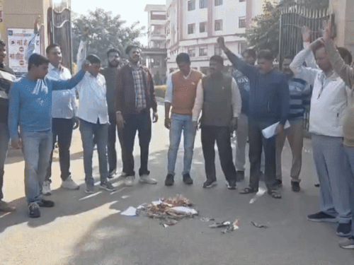 सरकार के बजट के प्रति असंतोष जाहिर करते हुए कर्मचारियों ने बजट की कॉपियां जला दी।